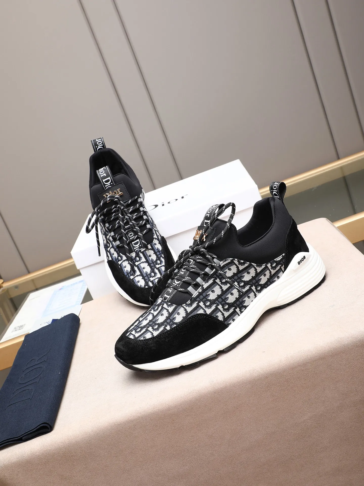 Men's shoes 💰440 💰Dior [Dior] 😘😘High-end series of casual men's shoes, simple and elegant👍👍👍The upper is made of first-layer genuine leather spliced ​​with Dior's special material [sun][sun]; imported first-layer sheepskin lining; special outsole, wear-resistant, lightweight, the overall design is harmonious and unified without lacking personality 👣🌟✨You deserve it! 3 colors😍Sizes 38~44. (45 custom-made) The picture above is a big seller🔥🔥🔥